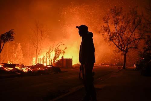 Alevler her yeri sardı: Giderek ilerliyor! Los Angeles'ta ağır bilanço