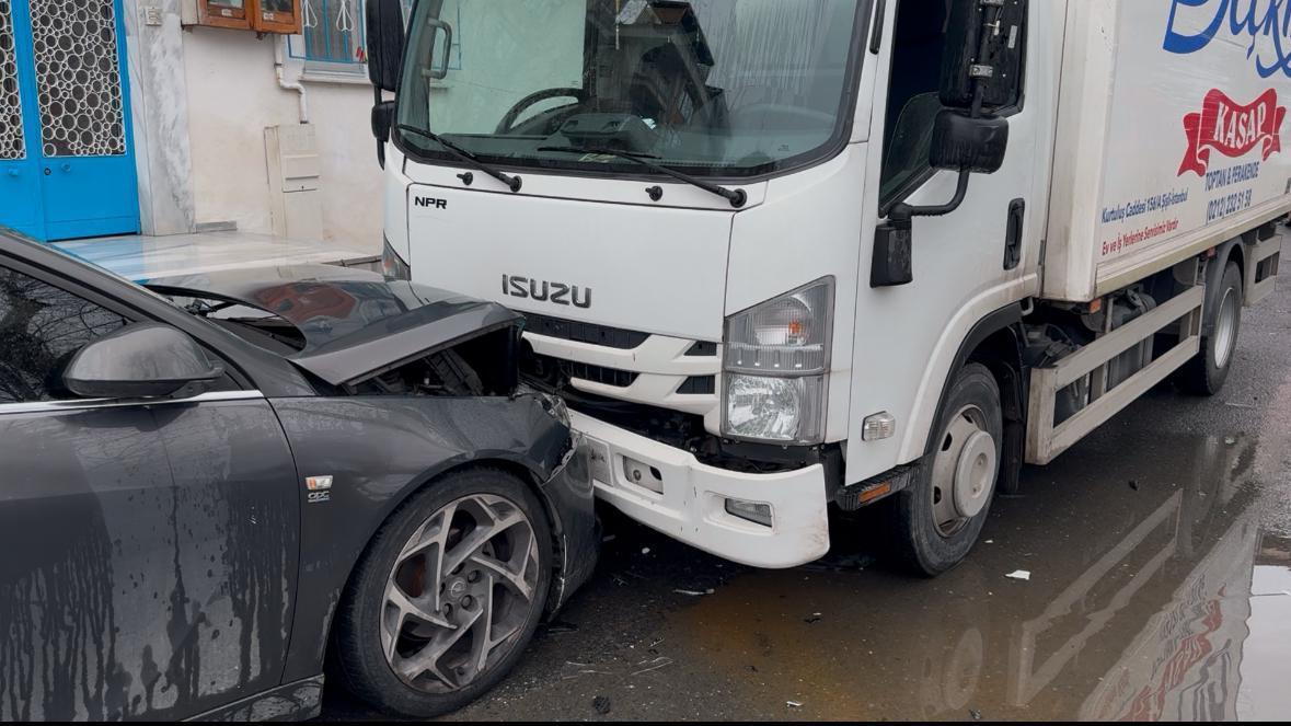 HABER || Beyoğlu'nda kamyonet 7 araca çarptı! Şoför kaçtı