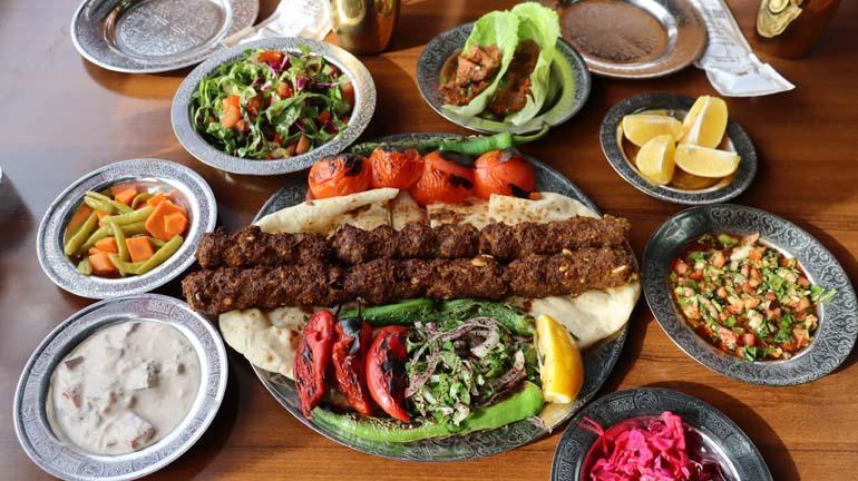 Gaziantep'in Unutulmaya Yüz Tutmuş Tescilli Lezzeti: Simit Kebabı! Ustası Tarifini Paylaştı: Simit Kebabı Malzemeleri, Simit Kebabının Yapılışı