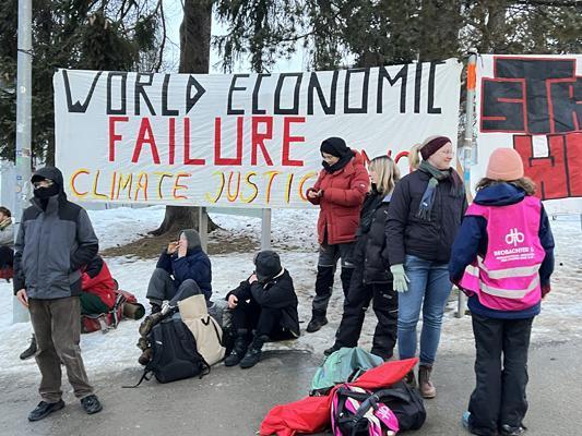 Davos'ta Dünya Ekonomik Forumu karşıtı protesto