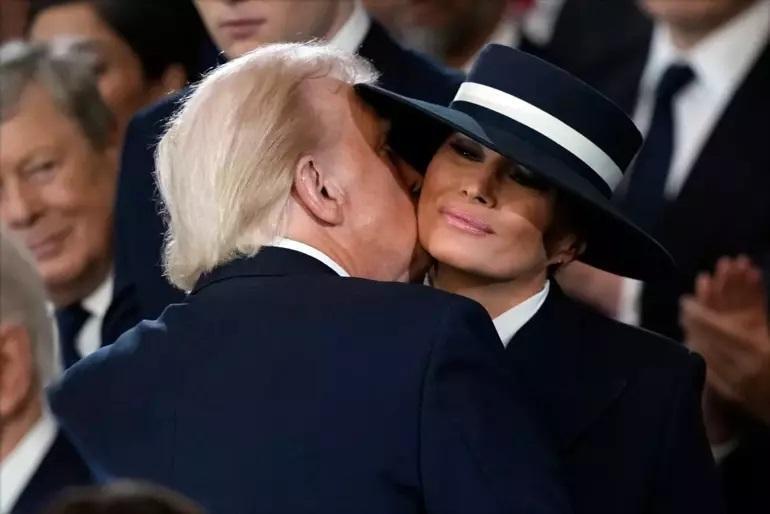 Yemin törenine damga vuran kombin! Trump'tan Melania'ya öpücük!