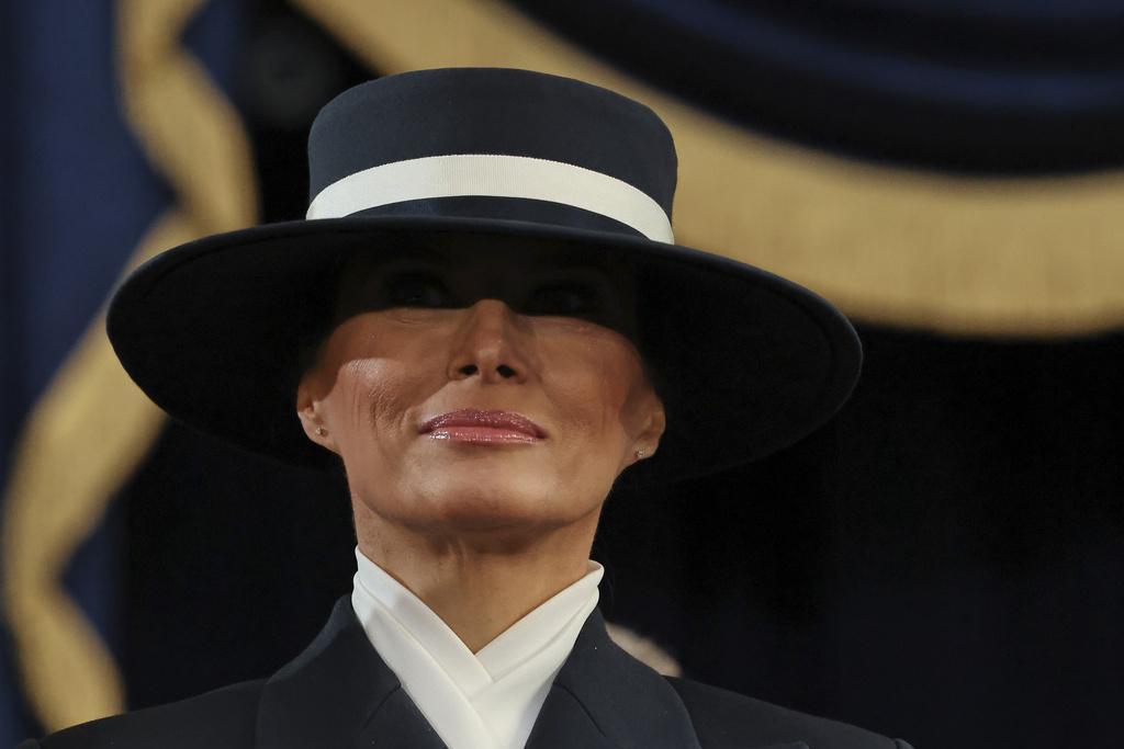 Melania Trump, yemin törenine şapkasıyla damga vurdu: Gizem ve şıklık bir arada!