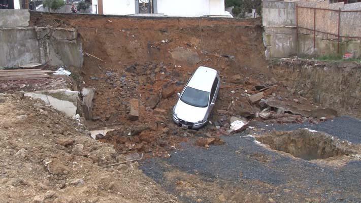 İstanbul Kartal’da Toprak Kayması: Park Halindeki Otomobil İnşaat Alanına Düştü