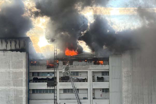 Son Dakika! İstanbul Sultanbeyli'de tekstil atölyesinde yangın