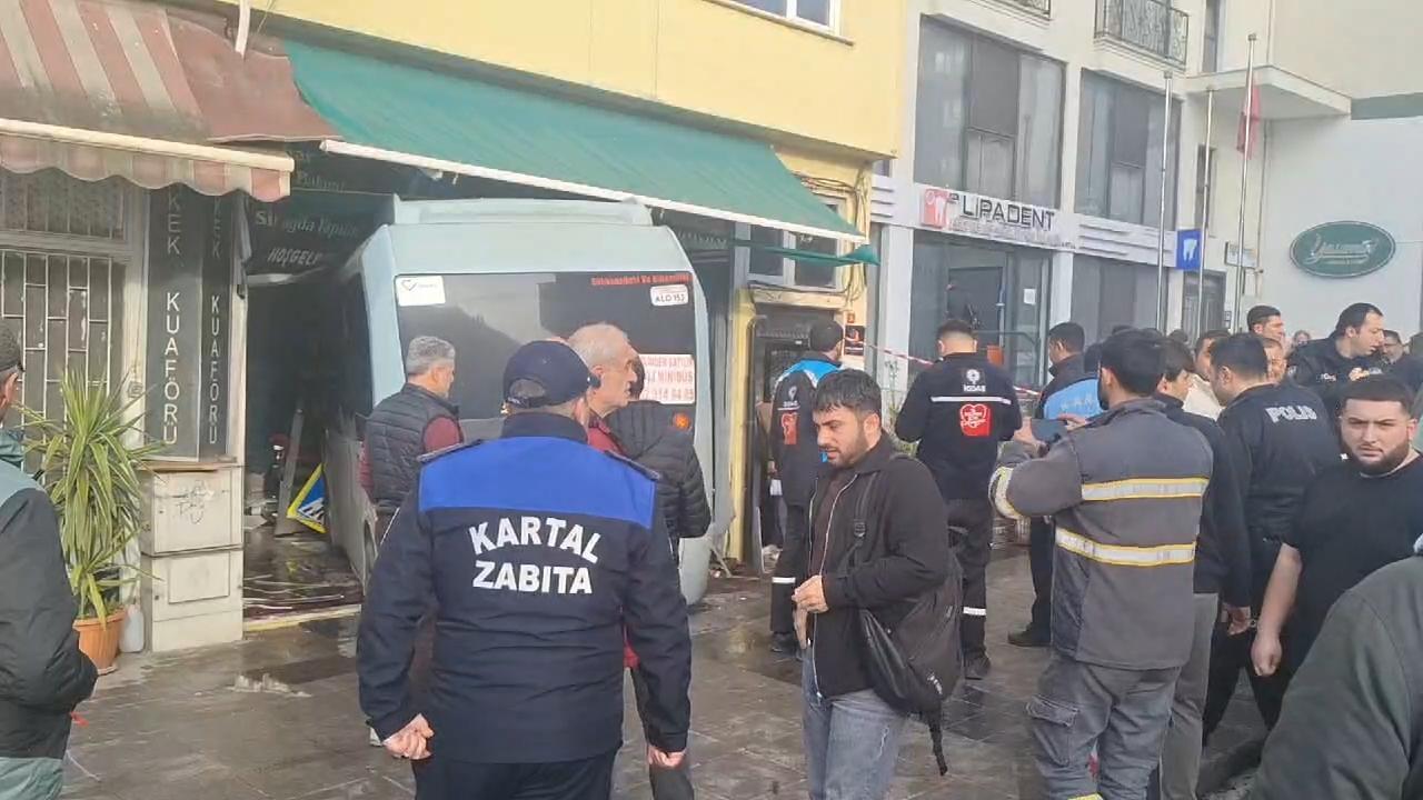 Son Dakika! Kartal'da minibüs dükkana girdi, yaralılar var