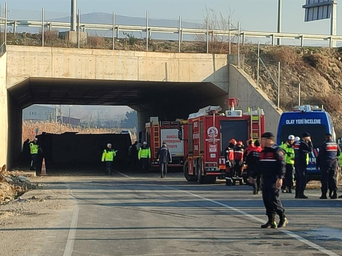 Son Dakika... Denizli'de işçileri taşıyan midibüsü devrildi: 4 ölü