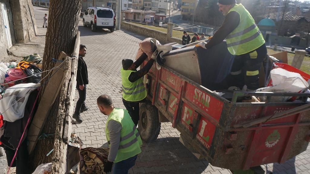 Mahalleli kötü koku üzerine yardım istedi: Eve giren ekipler şok oldu