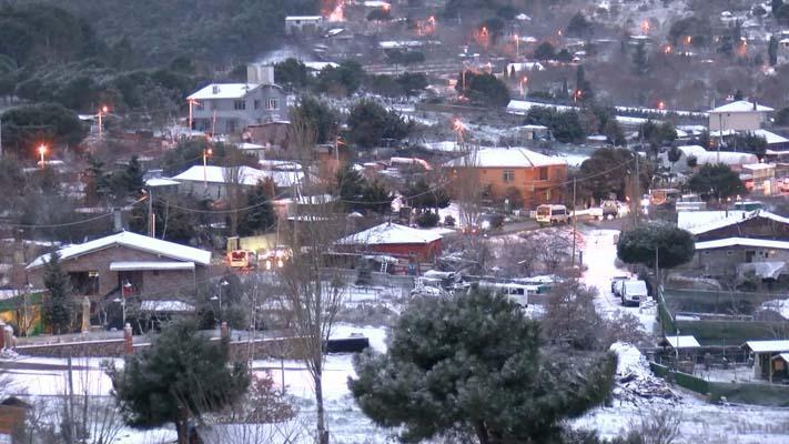 İstanbul Aydos'ta çatılar beyaza büründü