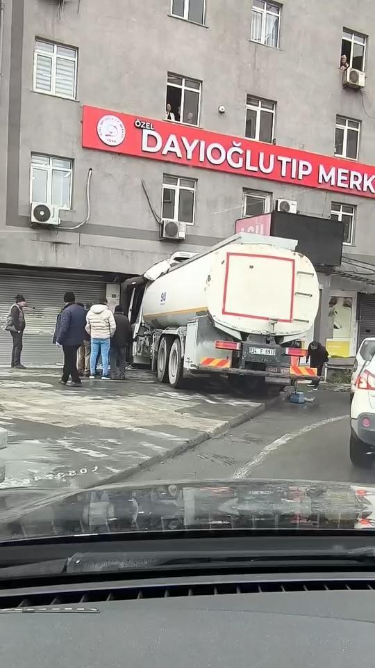 Son Dakika | İstanbul Başakşehir'de su tankeri tıp merkezine girdi