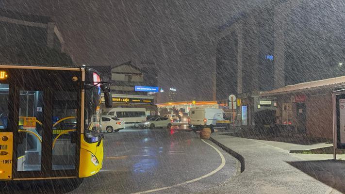 Meteoroloji uyarmıştı... İstanbul'da kar yağışı başladı