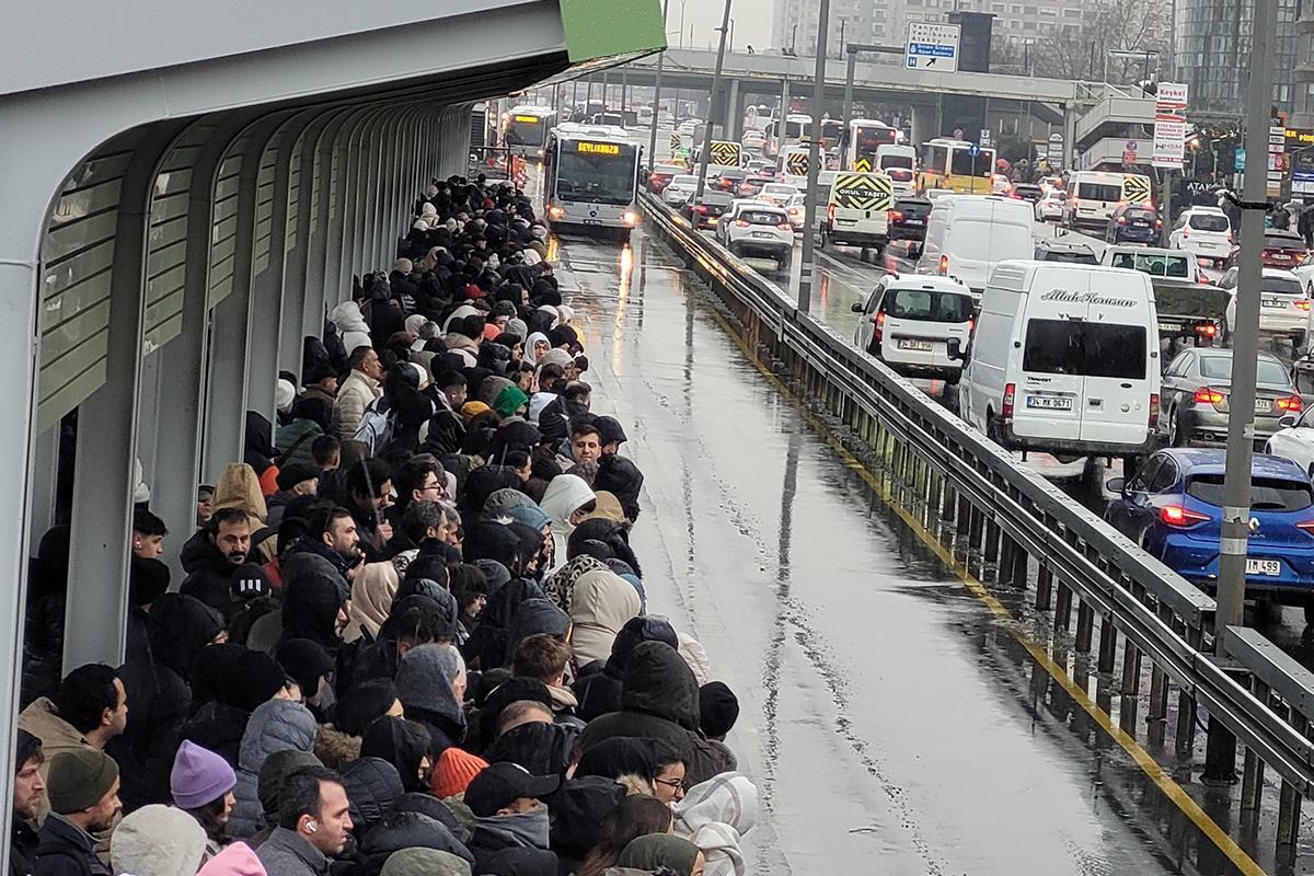 Kar yağışı ulaşıma da yansıdı! Metrobüs durağında insan seli