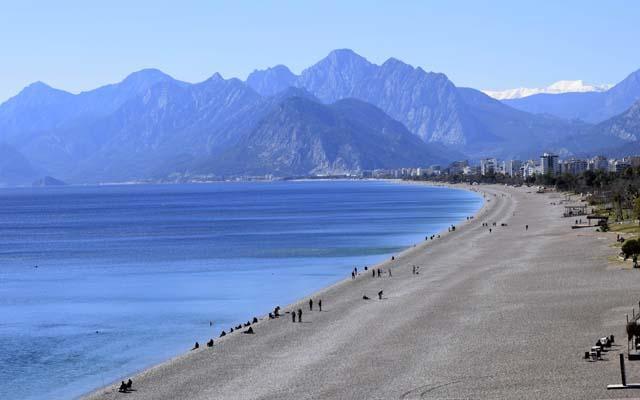 Soğuk hava Antalya'da da hissedildi, güneşe rağmen sahil boş kaldı