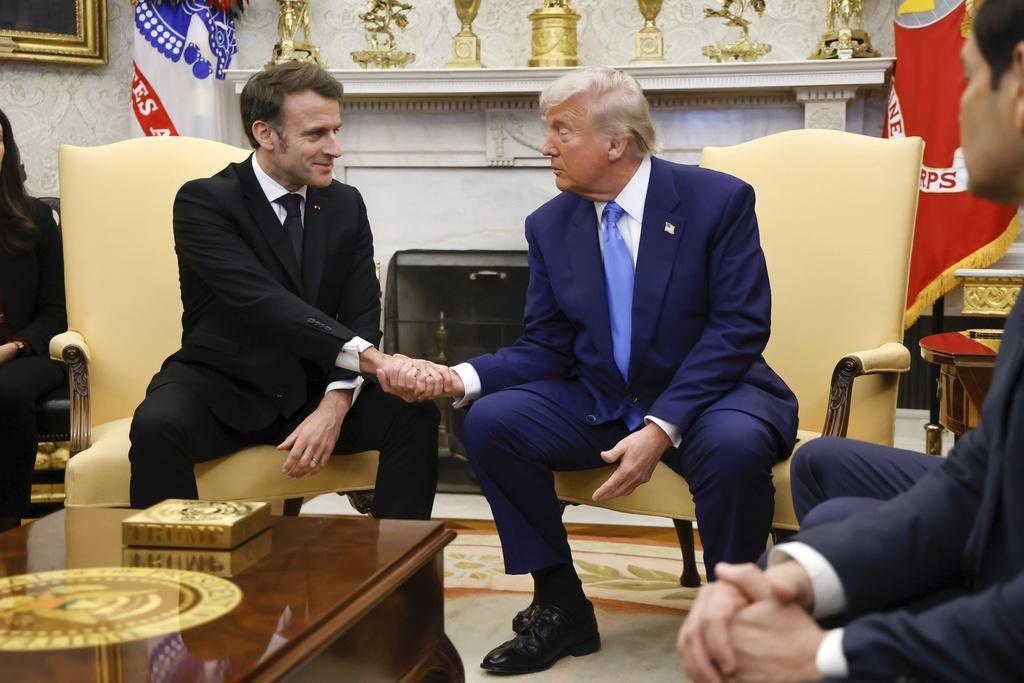 Trump ve Macron'un görüşmesine damga vuran anlar: BİR GARİP EL SIKIŞMA DİPLOMASİSİ!