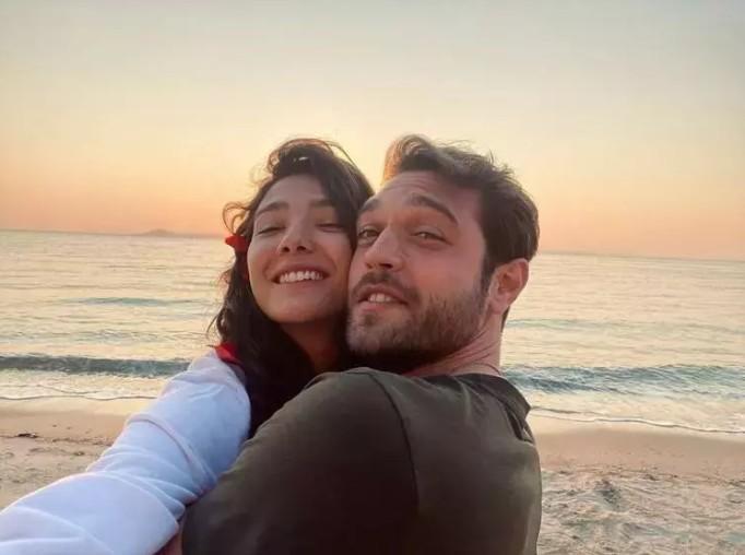 Aybüke Pusat’a Furkan Andıç’tan doğum günü sürprizi Uçaktan indi tekneye koştu....