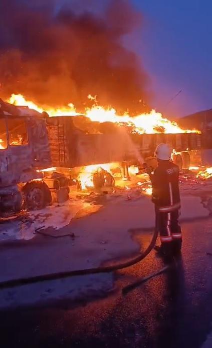 Karton yüklü TIR alev alev yandı