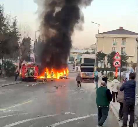 Görüntüler Avcılar'dan! Alev topuna döndü: 7 araca çarptı