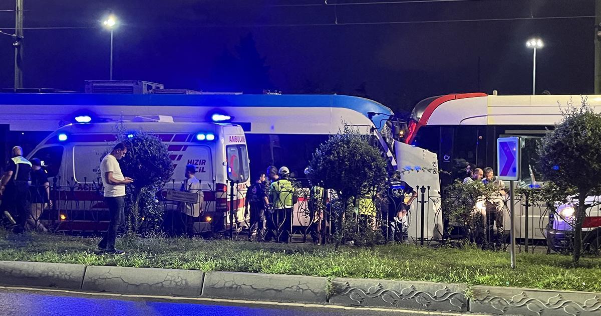 İstanbul'da tramvaylar kafa kafaya çarpıştı! Yaralılar var