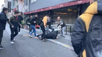 Fatih'te hareketli anlar; çorap dolu poşeti çaldığı iddia edilen şüpheliyi dövdüler
