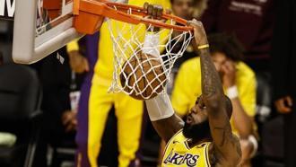 Suns'ı deviren Lakers ilk galibiyetini aldı