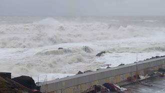 Sarıyer’de dev dalgalar oluştu: Restoranlar su içinde kaldı