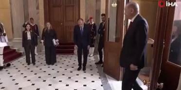 Erdoğan'ı eğilerek selamlaması gündem olmuştu... Yunan bakandan açıklama geldi