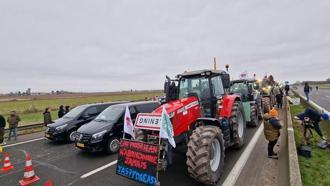 Çiftçiler Paris'in kapılarına dayandı! Hükümete ters tabelalı eylem
