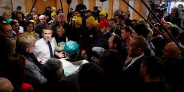 Fransız çiftçiler katıldığı tarım fuarını bastı:  Macron şaştı kaldı!