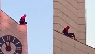 İlginç anlar: Spiderman kostümü giyip saat kulesine tırmandı!