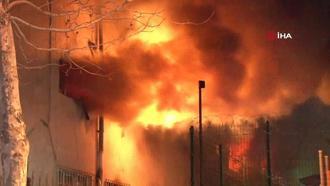 Avcılar'da tekstil fabrikası alev alev yandı