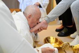 Papa mahkumların ayaklarını yıkayıp öptü