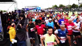 19. İstanbul Yarı Maratonu koşuluyor