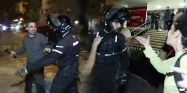 İsrail polisinden CNN TÜRKe müdahale Göstericiler muhabiri korudu