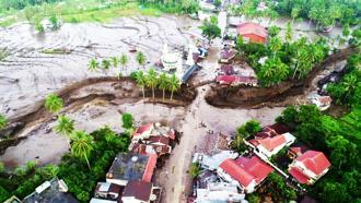Endonezyada sel ve toprak kayması Can kaybı 58e yükseldi