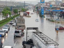 Ankarada caddeler göle döndü Otomobiller suya gömüldü