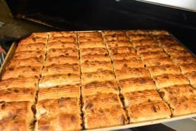 İftarların vazgeçilmezi hurmadan börek yaptı