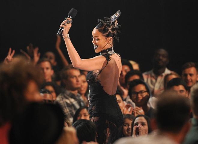 Rihanna transparan elbisesiyle göz kamaştırdı