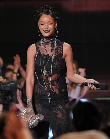Rihanna transparan elbisesiyle göz kamaştırdı