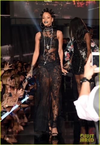 Rihanna transparan elbisesiyle göz kamaştırdı