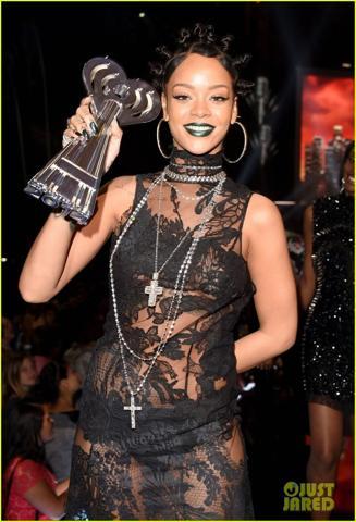 Rihanna transparan elbisesiyle göz kamaştırdı