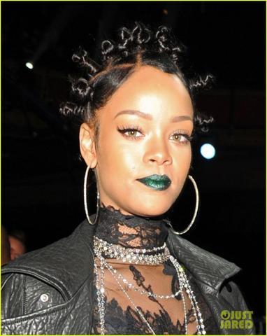 Rihanna transparan elbisesiyle göz kamaştırdı