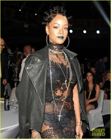 Rihanna transparan elbisesiyle göz kamaştırdı