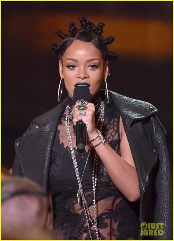 Rihanna transparan elbisesiyle göz kamaştırdı