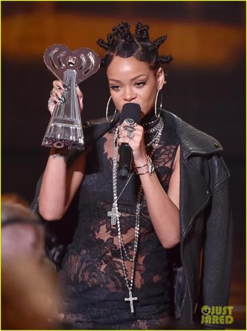 Rihanna transparan elbisesiyle göz kamaştırdı