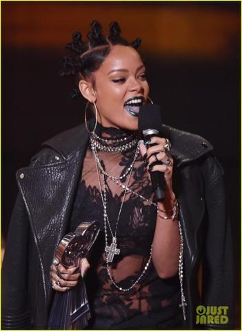 Rihanna transparan elbisesiyle göz kamaştırdı