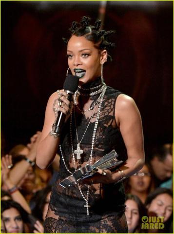 Rihanna transparan elbisesiyle göz kamaştırdı