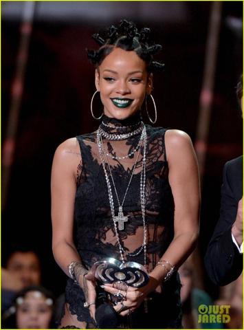 Rihanna transparan elbisesiyle göz kamaştırdı