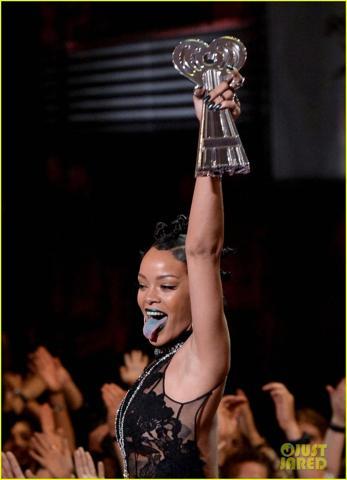 Rihanna transparan elbisesiyle göz kamaştırdı