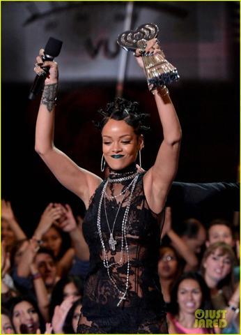 Rihanna transparan elbisesiyle göz kamaştırdı