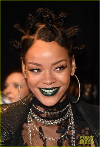 Rihanna transparan elbisesiyle göz kamaştırdı