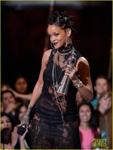Rihanna transparan elbisesiyle göz kamaştırdı